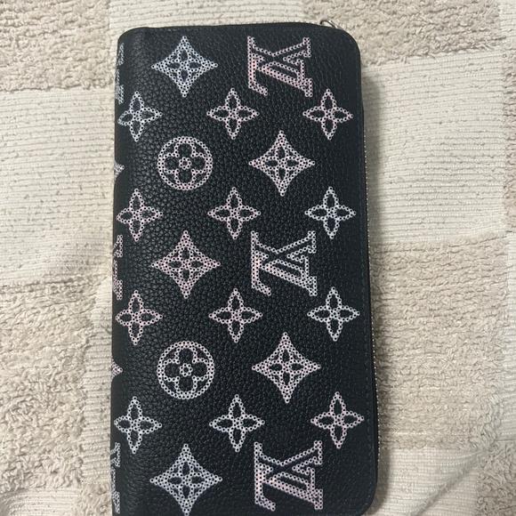 Louis Vuitton Carmel Mahina Hobo + Zippy Wallet + Bandeau – Rare Set - Picture 14 of 15